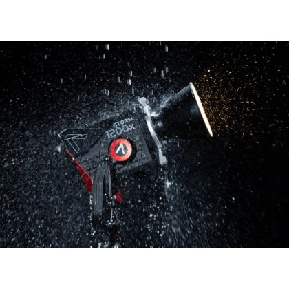 Storm 1200X, puissant projecteur LED COB Bi-Color de 1200 W IP65 avec moteur BLAIR offrant une lumière blanche à spectre complet